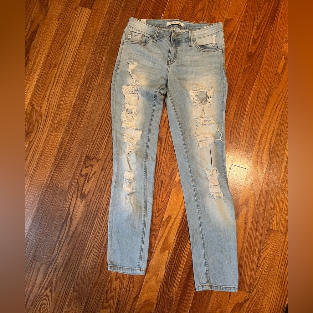 Light wash ripped skinny jeans